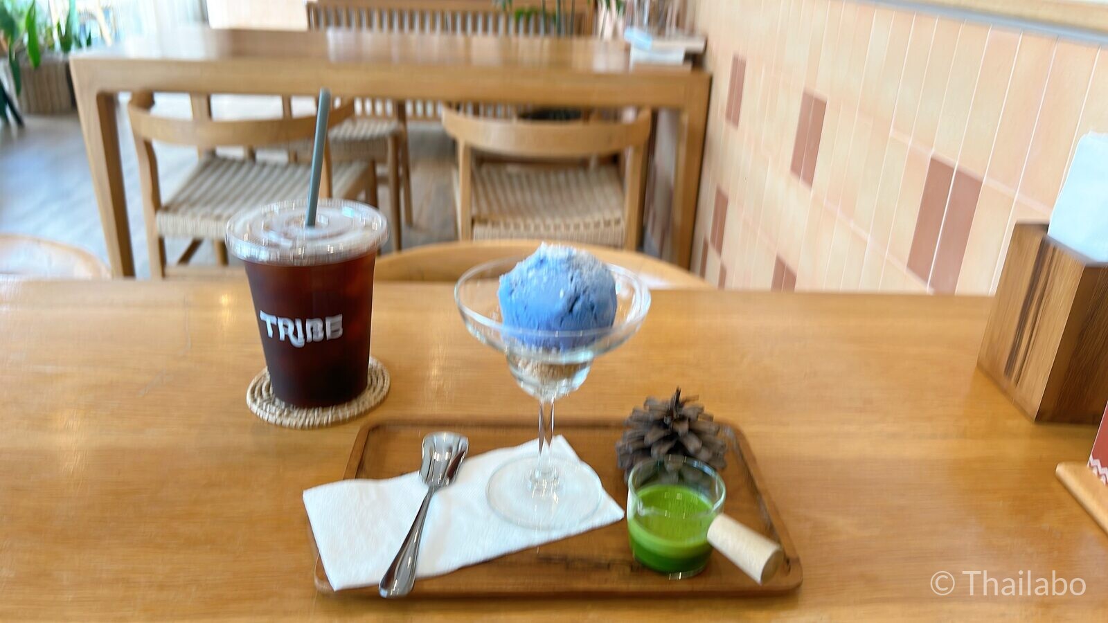 Tribe Cafe Pattayaのデザートとアイスコーヒー