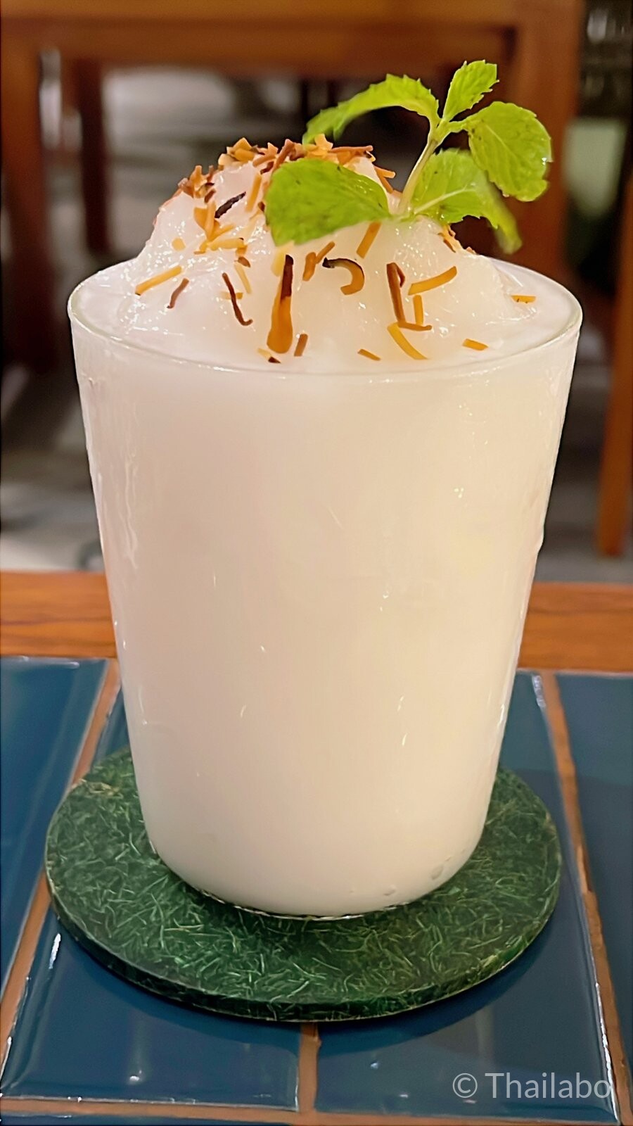 Tribe Hotel Pattaya 最上階のレストラン・バーのココナッツドリンク